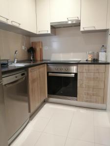 una cucina con elettrodomestici in acciaio inossidabile e lavandino di Casa do Coronel de Alcochete ad Alcochete