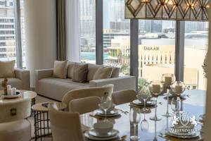 Westminster Boulevard Point في دبي: غرفة معيشة مع أريكة وطاولة مع كراسي