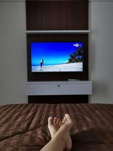 TV a/nebo společenská místnost v ubytování A Peaceful Room at Barsacity Apartment by Ciputra