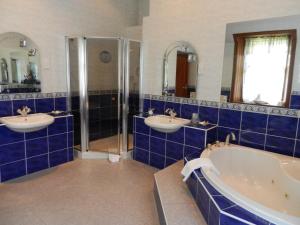 A bathroom at Mansfield Castle Hotel