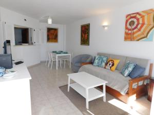 a living room with a couch and a table at Luz Beach Center in Luz