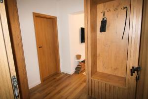 Habitación con puerta de madera y pasillo. en Björg Apartment & Sauna en Donovaly