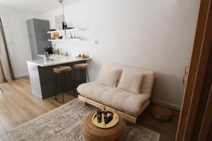 un soggiorno con divano e una cucina di Björg Apartment & Sauna a Donovaly