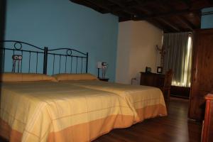 1 dormitorio con 1 cama grande en una habitación en Casa Josefita, en Villamayor