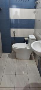 ein Badezimmer mit Toilette und Waschbecken in der Unterkunft Hotel Royal Chautari, Butwal in Butwāl