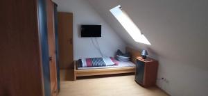 pokój z kanapą i telewizorem w pokoju w obiekcie Ferienhaus Fabich Ganzes Haus w mieście Nebelschütz