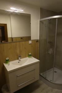 Łazienka w obiekcie Hotel Gasthof Markterwirt