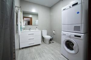 y baño con lavadora y secadora. en Apartamentos Maquinista, en Puente Genil 10 fotos más