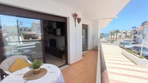 A balcony or terrace at LA PITA- Terraza con vistas al mar & parking, a 1 min de la playa