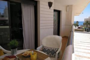 A balcony or terrace at LA PITA- Terraza con vistas al mar & parking, a 1 min de la playa