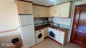 A kitchen or kitchenette at LA PITA- Terraza con vistas al mar & parking, a 1 min de la playa