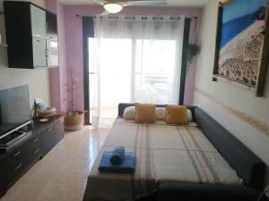 A television and/or entertainment centre at LA PITA- Terraza con vistas al mar & parking, a 1 min de la playa