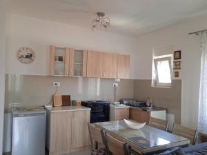 Apartment Srebrni oblak的厨房或小厨房