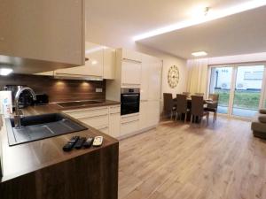 eine Küche und ein Wohnzimmer mit einem Tisch und Stühlen in der Unterkunft -Neubau- 68 qm 2-Zimmer-Wohnung in Fulda