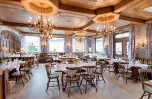 Reštaurácia alebo iné gastronomické zariadenie v ubytovaní Hotel Gasthof Zum Kirchenwirt