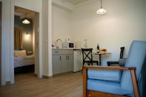 a living room with a kitchen and a dining room at כפר הנופש מעיין in Ma‘yan Barukh