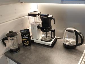 encimera de cocina con cafetera y licuadora en Adeli Holiday Cottage Ellivuori, en Sastamala