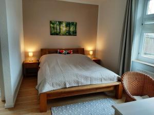 シャルボイツにあるFewo Bernhardt " App.1 "のベッドルーム1室(ベッド1台、テーブル2台、ランプ2つ付)