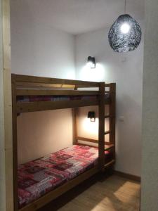 Łóżko piętrowe w pokoju z lampką w obiekcie Les Reflets d'Ax w mieście Ax-les-Thermes