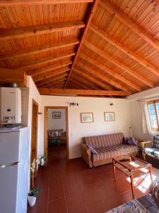 a living room with a couch and a table at Rural Gomera in Arure