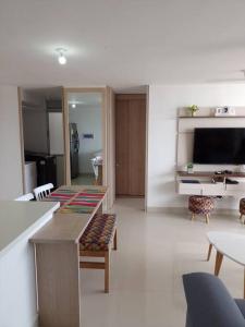 - un salon avec un canapé, une table et une télévision dans l'établissement Apartamento ideal para disfrutar Vacaciones en Ricaurte Cund, à Ricaurte