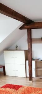 um quarto com armários brancos e um tecto branco em Ferienwohnung Yara Rödental em Rödental