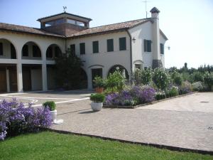 a building with purple flowers in front of it at Agriturismo Due Torri in Montebelluna