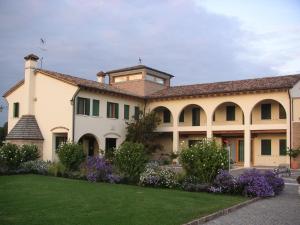 a large house with a garden in front of it at Agriturismo Due Torri in Montebelluna