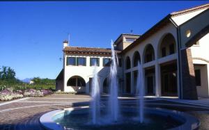 Bazén v ubytování Agriturismo Due Torri nebo v jeho okolí
