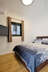 Un dormitorio con una cama grande y una ventana en PRIME LOCATION HIGH STANDARD 3 ROOMS APT, en Tel Aviv