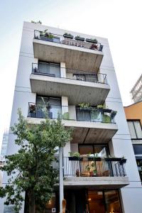 un edificio con balcones en un lateral en PRIME LOCATION HIGH STANDARD 3 ROOMS APT, en Tel Aviv
