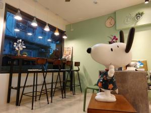 鹿港的住宿－鹿比民宿，桌子上摆放着兔子雕像的商店