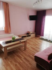 una sala de estar con un sofá y una mesa en U Kasprów, en Zakopane
