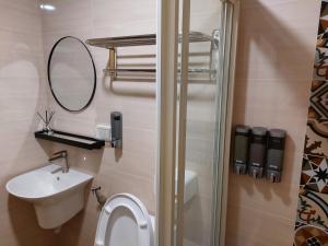 Bilik mandi di Lubi Inn
