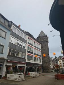 eine Stadtstraße mit einem Gebäude und einem Turm in der Unterkunft Ferienwohnung in der Marktstraße in Mayen