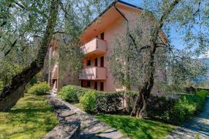 budynek z drzewami i ścieżką przed nim w obiekcie Peler Beth's House w Brenzone sul Garda