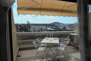 d'une table et de chaises sur un balcon avec vue. dans l'établissement Cap d'Agde Naturist Héliopolis O 33, au Cap d'Agde
