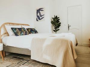 um quarto com uma cama com um cobertor em Les Lodges de Saint Cassien em Montauroux