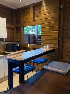 O bucătărie sau chicinetă la Banana Cottage Ecolodge & Spa