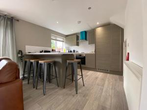 Dapur atau dapur kecil di Comfortable modern 1bed house 5 mins from centre