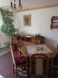 ein Esszimmer mit einem Tisch und Stühlen in der Unterkunft Ferienhaus Störzel Wohnung A in Morbach