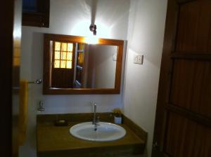 bagno con lavandino e specchio di Little Paradise Tourist Guest House and Holiday Home a Anuradhapura