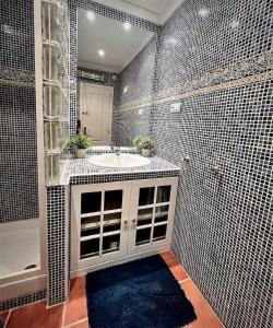 Bilik mandi di Cosy, seaview apartment, close to beach and bars -Edificio RHIN