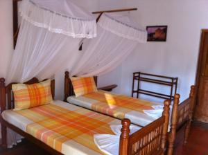 En eller flere senge i et værelse på Little Paradise Tourist Guest House and Holiday Home