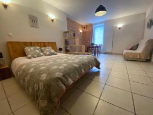 A bed or beds in a room at Le Cocon de Curson Gîte le Cocon