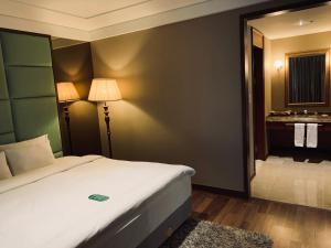 Postel nebo postele na pokoji v ubytování Hotel International Changwon