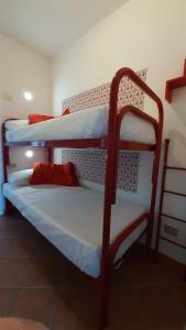quelques lits superposés dans une chambre dans l'établissement La Finestra su Stintino 2, à Stintino