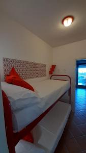 une chambre avec deux lits superposés dans une pièce dans l'établissement La Finestra su Stintino 2, à Stintino