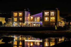 a house at night with its lights on at The Lofts Boutique Hotel in Knysna