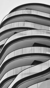una fotografía en blanco y negro de un edificio en penthouse appartment, en Ostende 21 fotos más